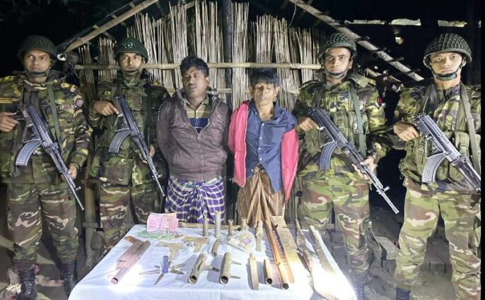 ঝিনাইদহে যৌথ বাহিনীর অভিযানে আটক ২ টাকা,অস্ত্র ও গুলি উদ্ধার