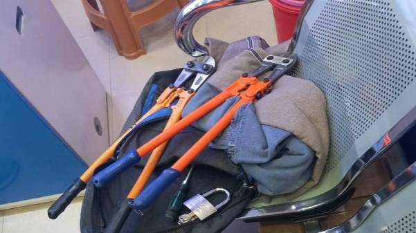 বগুড়ায় রানার প্লাজা থেকে তালা কাটার যন্ত্রসহ যুবক আটক