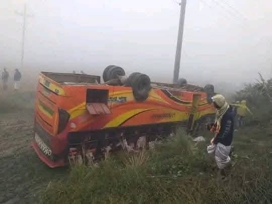 নওগাঁয় ঘন কুয়াশায় বাস উল্টে হতাহতের ঘটনা ঘটেছে