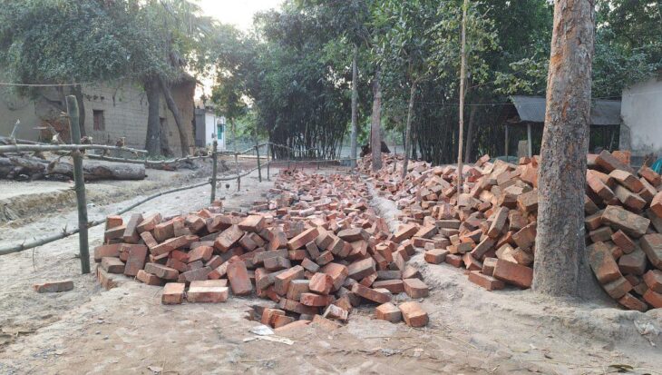 আদমদীঘিতে ইউপির রায় ছাড়াই রাস্তার ইট তুলে ফেলার অভিযোগ