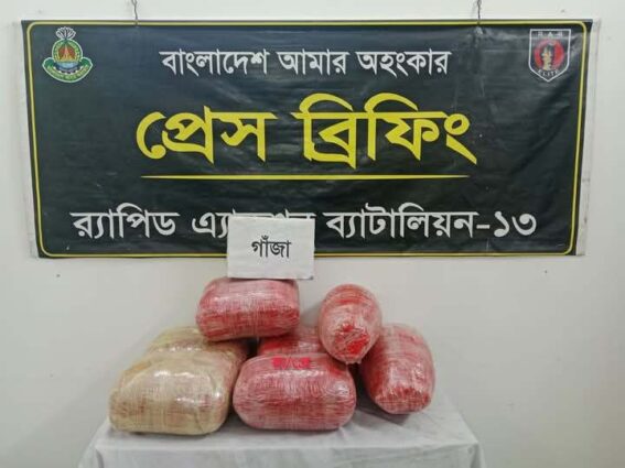 রাজারহাটে খড়ের পিকআপে মিললো ৩৫কেজি গাঁজা,গ্রেফতার-১