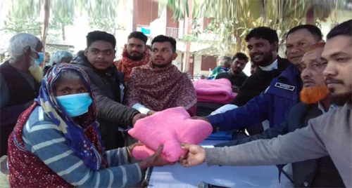 নীলফামারীর ডোমারে বৈষম্য বিরোধীদের শীতবস্ত্র বিতরণ