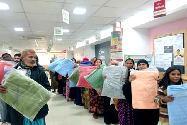 ঠাকুরগাঁওয়ে শীতার্ত মানুষের পাশে আইএফআইসি ব্যাংক