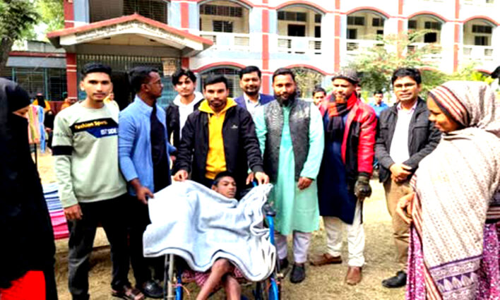 শিবগঞ্জে বৈশম্য বিরোধী ছাত্র আন্দোলন পক্ষ থেকে শীতবস্ত্র বিতারণ