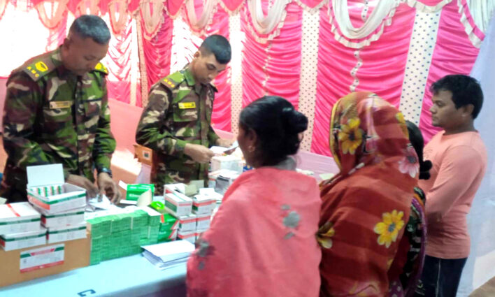 ডোমারে সেনাবাহিনীর বিনামূল্যে স্বাস্থ্য সেবা, ঔষধ প্রদান ও শীতবস্ত্র বিতরণ