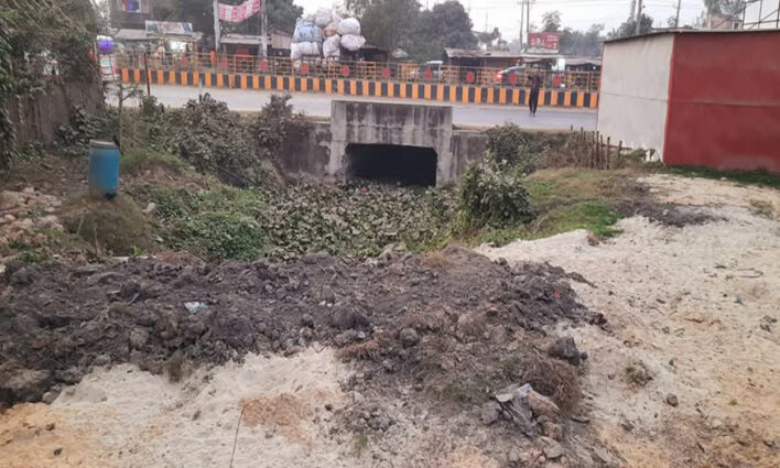 সান্তাহার পৌর শহরের পানি নিষ্কাশনের দুইটি কালভার্টের মুখ বন্ধ করে দিলেন প্রভাবশালীরা