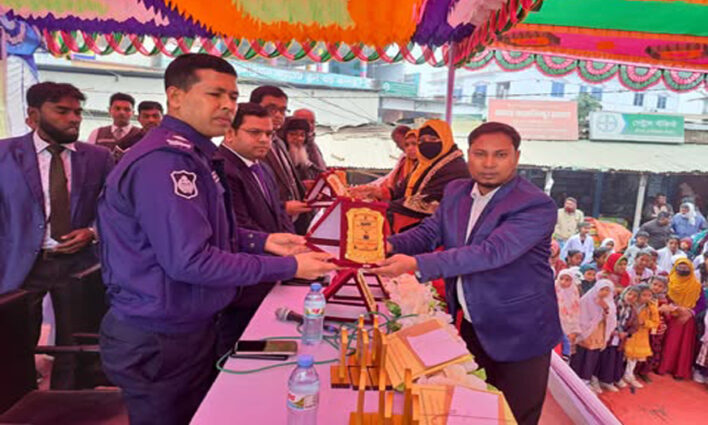 নওগাঁর সাপাহার ক্যামব্রিয়ান ক্যাডেট স্কুলের কৃতি শিক্ষার্থীদের সংবর্ধনা প্রদান