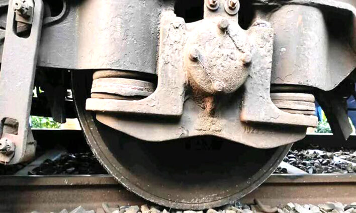 রাজশাহীর সঙ্গে সারাদেশের রেল যোগাযোগ বন্ধ, লাইনচ্যুত হওয়ায়