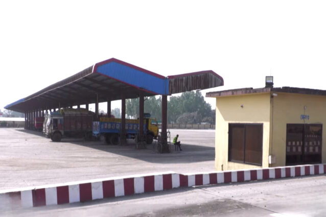 বাংলাবান্ধা বন্দরে পাথর আমদানি বন্ধ, বিপাকে ব্যবসায়ী ও শ্রমিকরা