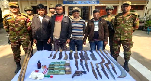 বগুড়ায় যৌথবাহিনীর অভিযানে দেশ-বিদেশি অস্ত্রসহ গ্রেফতার-০৪