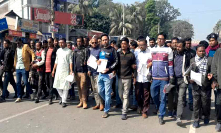 কুড়িগ্রামে যুবদলের উদ্যোগে ৩১ দফার লিফলেট বিতরণ