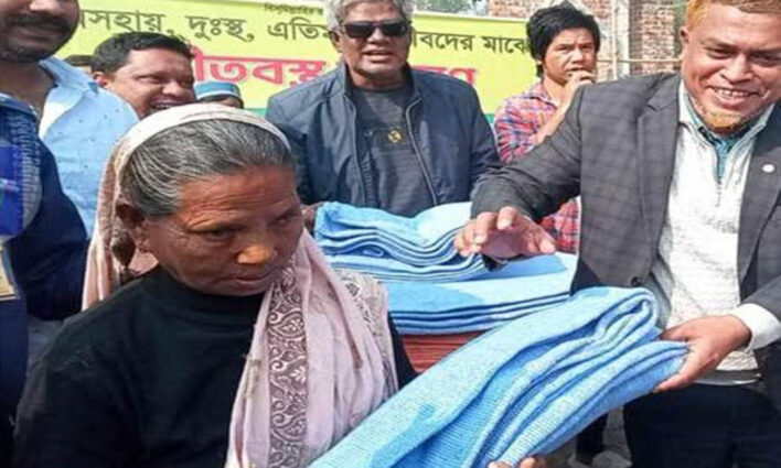 ঠাকুরগাঁওয়ের রুহিয়া মাদ্রাসা মাঠে শীতবস্ত্র বিতরণ করা হয়