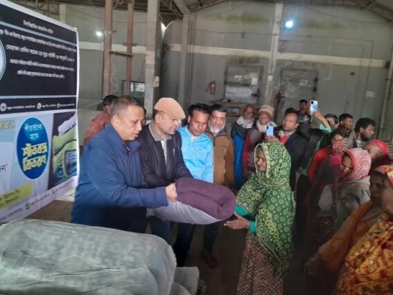 নীলফামারীতে দুস্থদের মাঝে শীতবস্ত্র বিতরণ