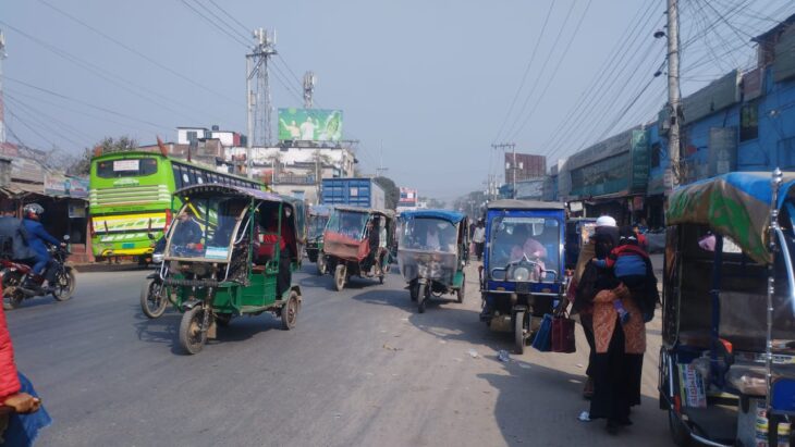 বিরামপুরে অনিয়ন্ত্রিত অটোরিকশা ঘটছে দুর্ঘটনা