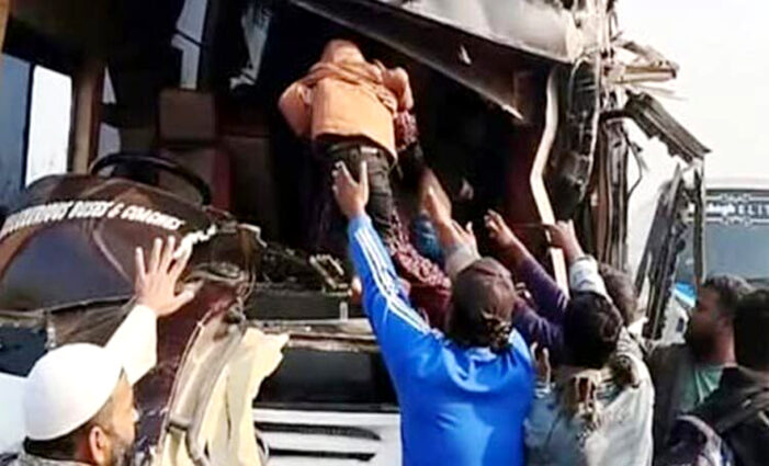 ঢাকা-মাওয়া এক্সপ্রেসওয়েতে তিন গাড়ির সংঘর্ষে আহত-১২