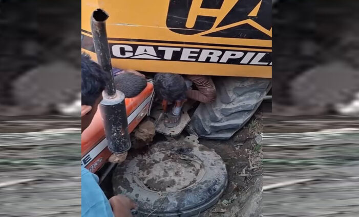 চিরিরবন্দরে এক্সেবেটার বহনকারী ট্রাক্টরের চাকা ভেঙ্গে নিয়ন্ত্রণ হারিয়ে খাদে, নিহত-১