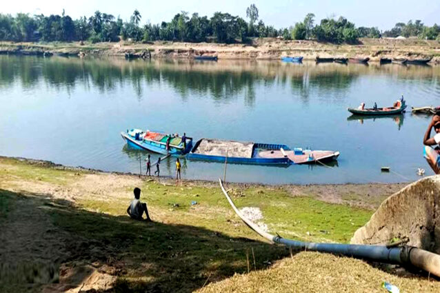 সুনামগঞ্জের বিশ্বম্ভরপুরে লুটপাট হচ্ছে ধোপাজান নদী