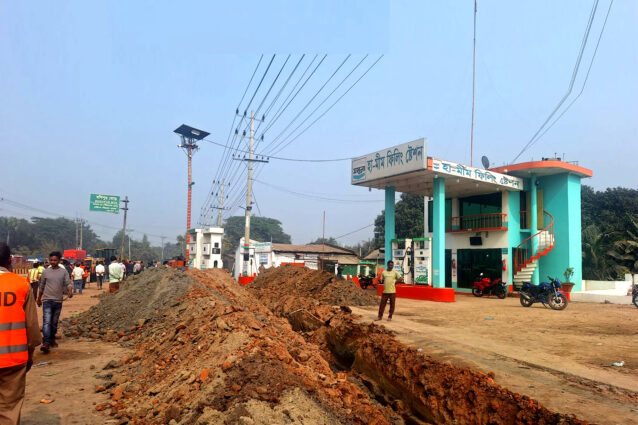 সান্তাহারে সওজের অবৈধ স্থাপনা উচ্ছেদ