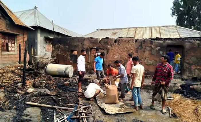 ঠাকুরগাঁওয়ের হরিপুরে তিনটি বাড়ি আগুনে পুড়ে ছাই