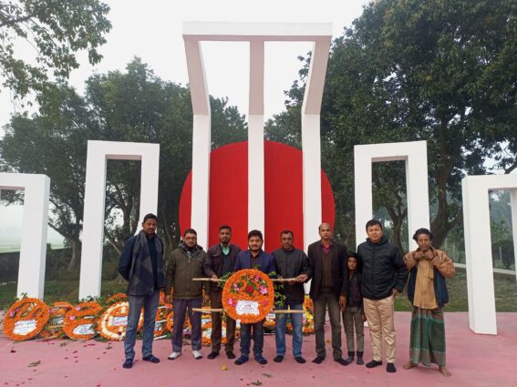 হরিপুরে শহীদ মিনারে সকলেই জুতা পরে ফটোসেশান