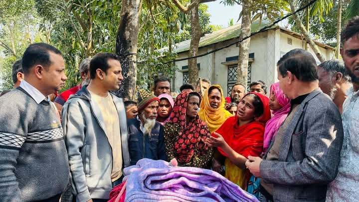 রাজারহাটে অগ্নিকাণ্ডে শিশু সহ ভস্মীভূত হওয়া পরিবারের পাশে উপজেলা প্রশাসন