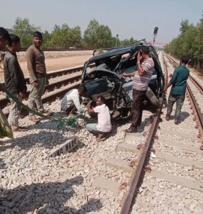 ঈদগাঁহে রেল ক্রসিং এ মাইক্রোবাস ও ট্রেনের দুর্ঘটনা