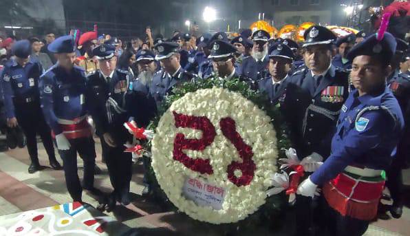 মধ্যরাতে লাখো মানুষের ফুলের শ্রদ্ধায় ভাষা বীরদের প্রতি শ্রদ্ধা নিবেদন
