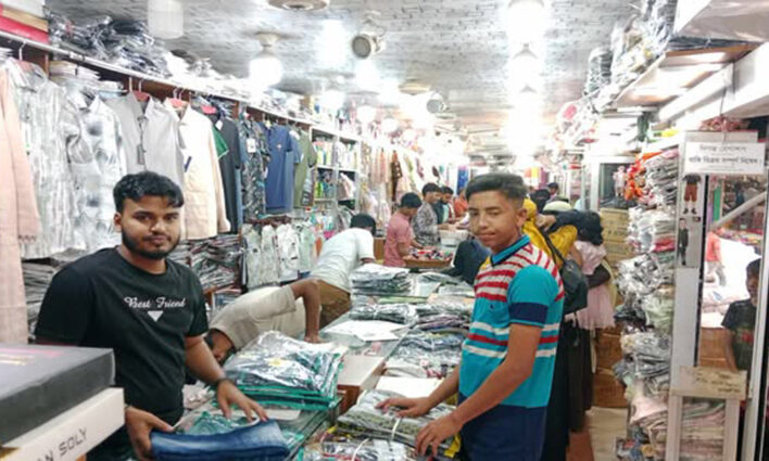 সুনামগঞ্জের এবারের ঈদের বাজার তাহিরপুরে নারী ক্রেতাদের উপচে পড়া ভীড়