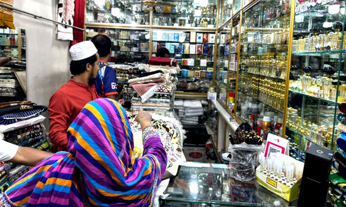 রাজধানীর বায়তুল মোকাররমে আতর-তসবিহ কেনার ধুম