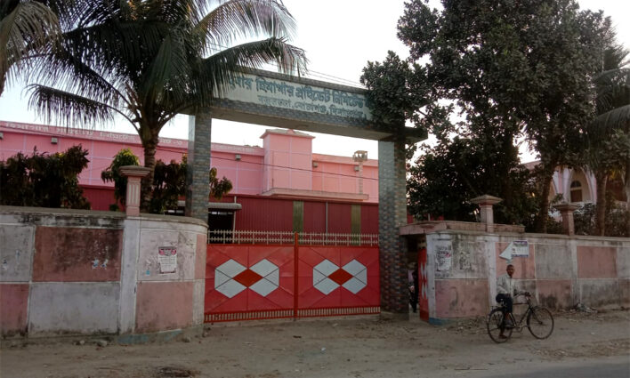 দিনাজপুরের বোচাগঞ্জ বকুলতলা রাহবার হিমাগারে সন্ত্রাসী হামলা