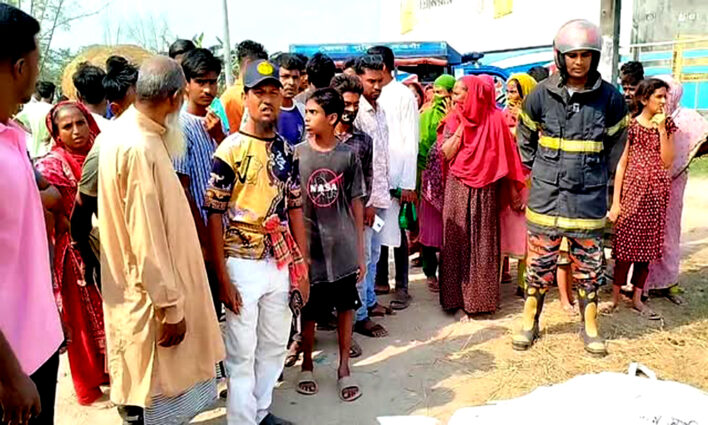 ঠিকাদার নিয়োগে কালক্ষেপনে সরু রাস্তায় ঘটছে মৃত্যু
