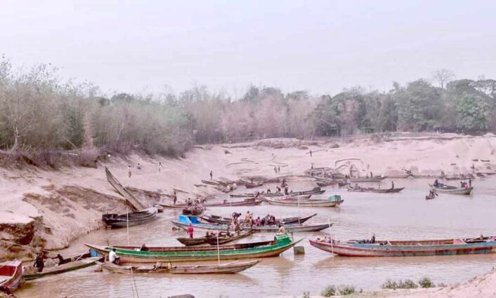 তাহিরপুর যাদুকাটা নদীর পাড় কেটে বালু বিক্রি বাঁধা দেওয়ায় দু’জনকে কুপিয়ে জখম