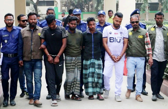 নওগাঁয় ডাকাতি-ছিনতাইয়ে জড়িত চারজনসহ গ্রেপ্তার ৫