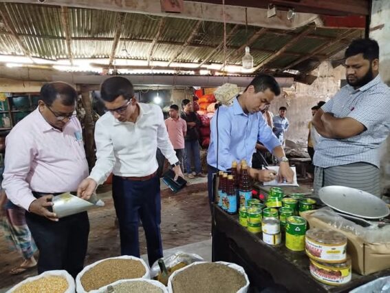 মজুতদারি, মূল্য তালিকা না টাঙ্গানোর কারণে ঈদগাঁওতে চার ব্যবসা প্রতিষ্ঠানকে অর্থদণ্ড