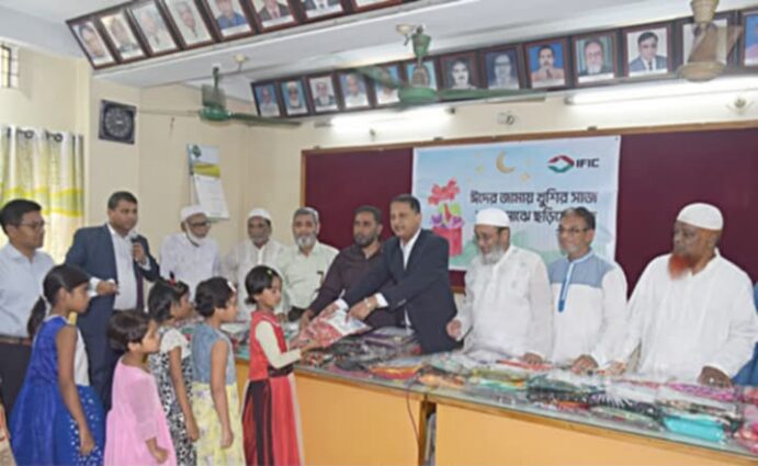 দিনাজপুর এতিম মেয়েদের মাঝে ঈদ উপলক্ষে আইএফআইসি ব্যাংকের কাপড় প্রদান