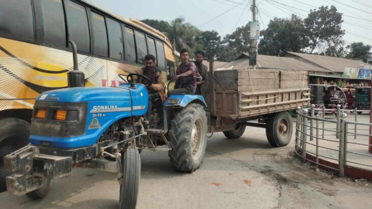 ভূরুঙ্গামারীতে সড়ক দাপিয়ে বেড়াচ্ছে অবৈধ যানবাহন 