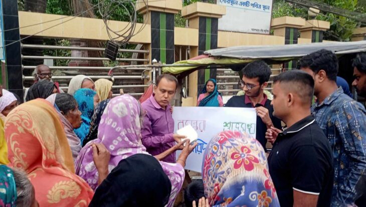 ফরিদপুরে ভিক্ষুক ও ছিন্নমূল মানুষের মাঝে বসুন্ধরা শুভ সংঘের ইফতার বিতরণ