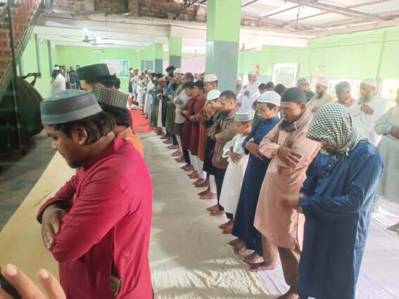 দিনাজপুরে আজ রবিবার আগাম ঈদুল ফিতরের নামাজ অনুষ্ঠিত
