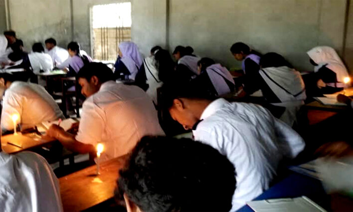 ঠাকুরগাঁওয়ে মোমবাতির স্বল্প আলোয় এসএসসি পরীক্ষা শুরু