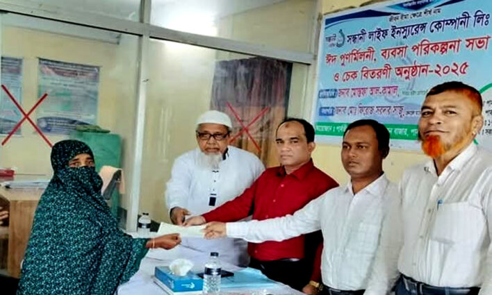 পার্বতীপুরে সন্ধানী লাইফ ইনসুরেন্সে মৃত্যুরদাবির চেক প্রদান