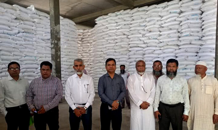 দিনাজপুরে বিসিআইসির পরিচালক যুগ্মসচিব ও নির্বাহী অফিসারের বাফার (সার) গোডাউন পরিদর্শন