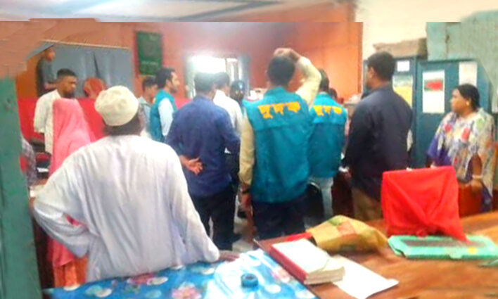 চিরিরবন্দরে সাব রেজিষ্ট্রি অফিসে দুদকের অভিযানে অফিস সহকারিকে সাময়িক বরখাস্ত