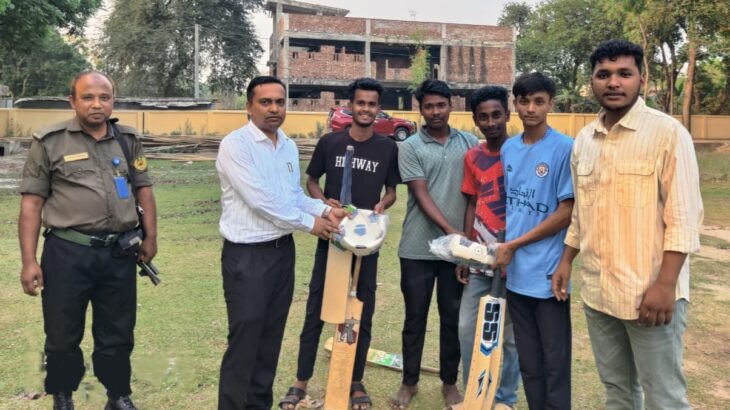 খনসামায় যুবকদের মাঝে খেলার উপকরণ সামগ্রী বিতরণ