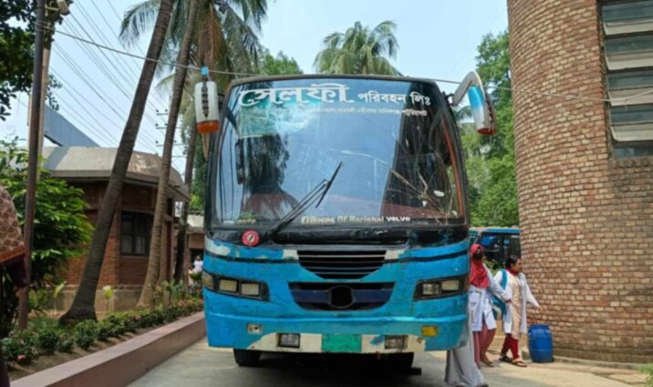 সেলফি পরিবহনের বাসের ধাক্কায় গণস্বাস্থ্যের কর্মীর মৃত্যু ৬টি বাস আটক