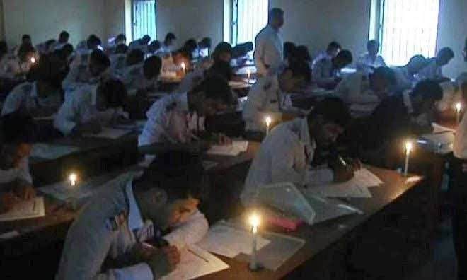 মোমবাতির আলো জ্বালিয়ে চিলাহাটিতে এসএসসি পরীক্ষা অনুষ্ঠিত