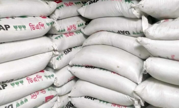 কাহারোলে ডিলারের বিরুদ্ধে সার পাচার করার অভিযোগ