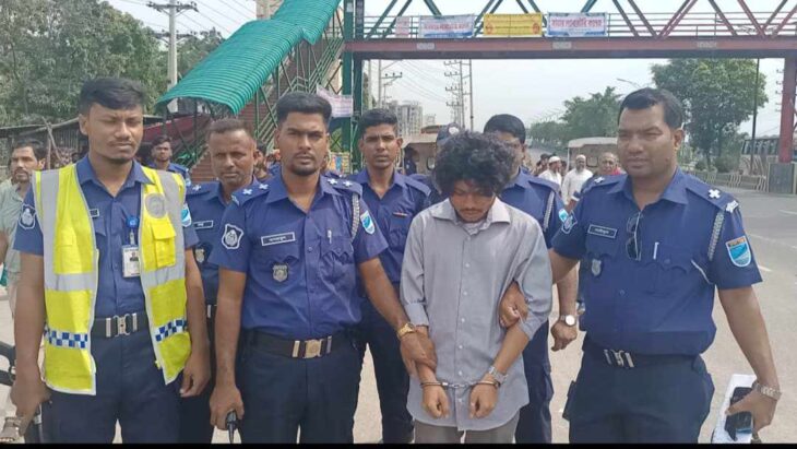 পরিবহনে তল্লাশির সময় যাত্রীবেশে থাকা সুইচ গিয়ারসহ ১ ছিনতাইকারী আটক