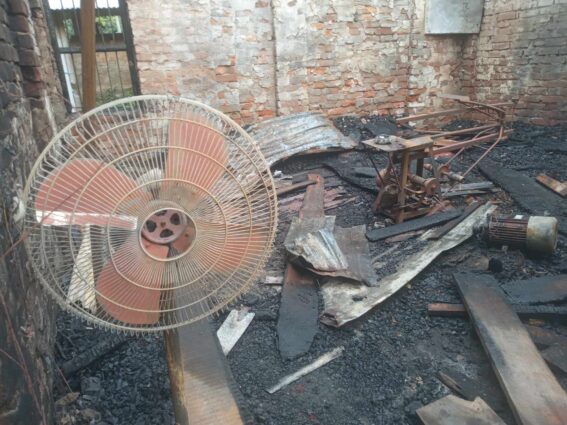 মধ্যরাতে আগুনে পুড়ল ফার্নিচারের দোকান থানায় অভিযোগ