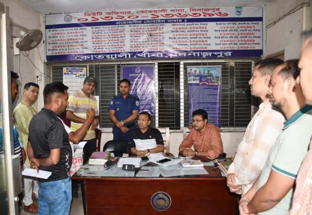 দিনাজপুর জেলার বিভিন্ন থানা ও তদন্তকেন্দ্র আকস্মিক পরিদর্শন করেন পুলিশ সুপার