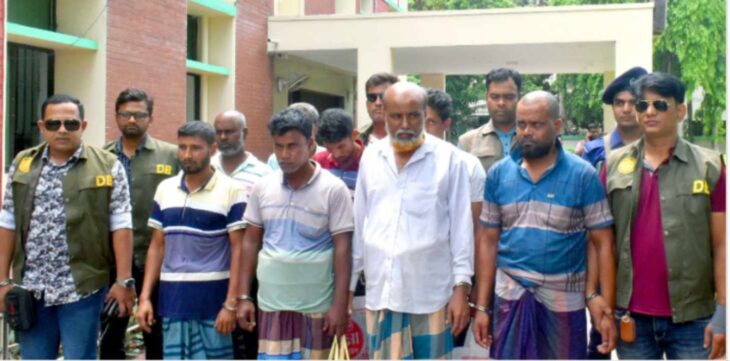 নওগাঁয় আন্তঃজেলা ডাকাত দলের ৮ সদস্য গ্রেফতার লুন্ঠিত মালামাল উদ্ধার